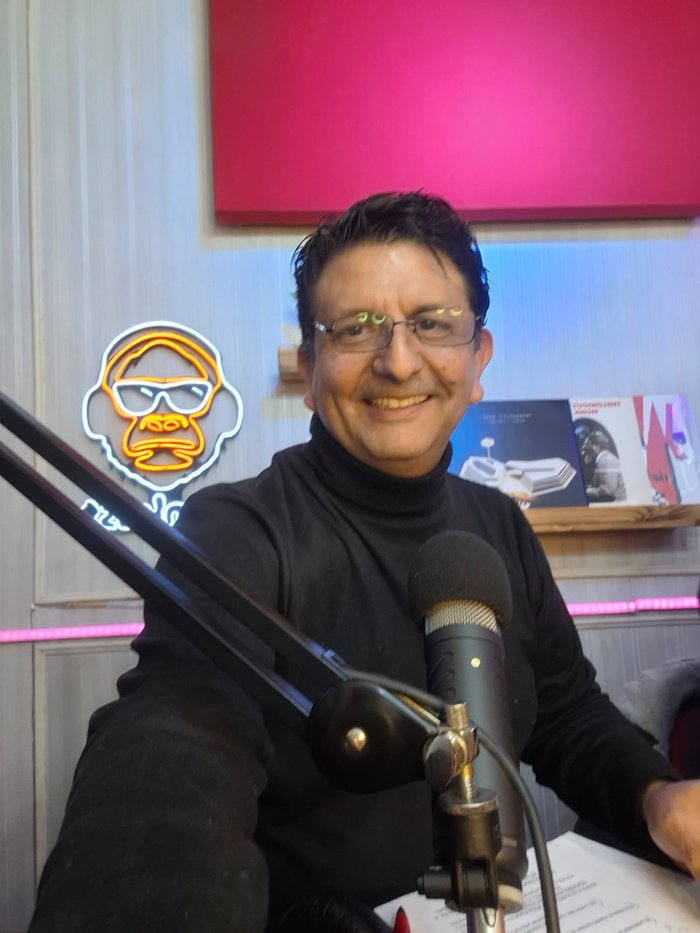 Rubén Aguirre en una entrevista de radio